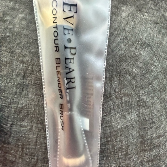 Eve Pearl Makeup Set (Concealer, Bronzing Highlighter & Brush) - Picture 9 of 15